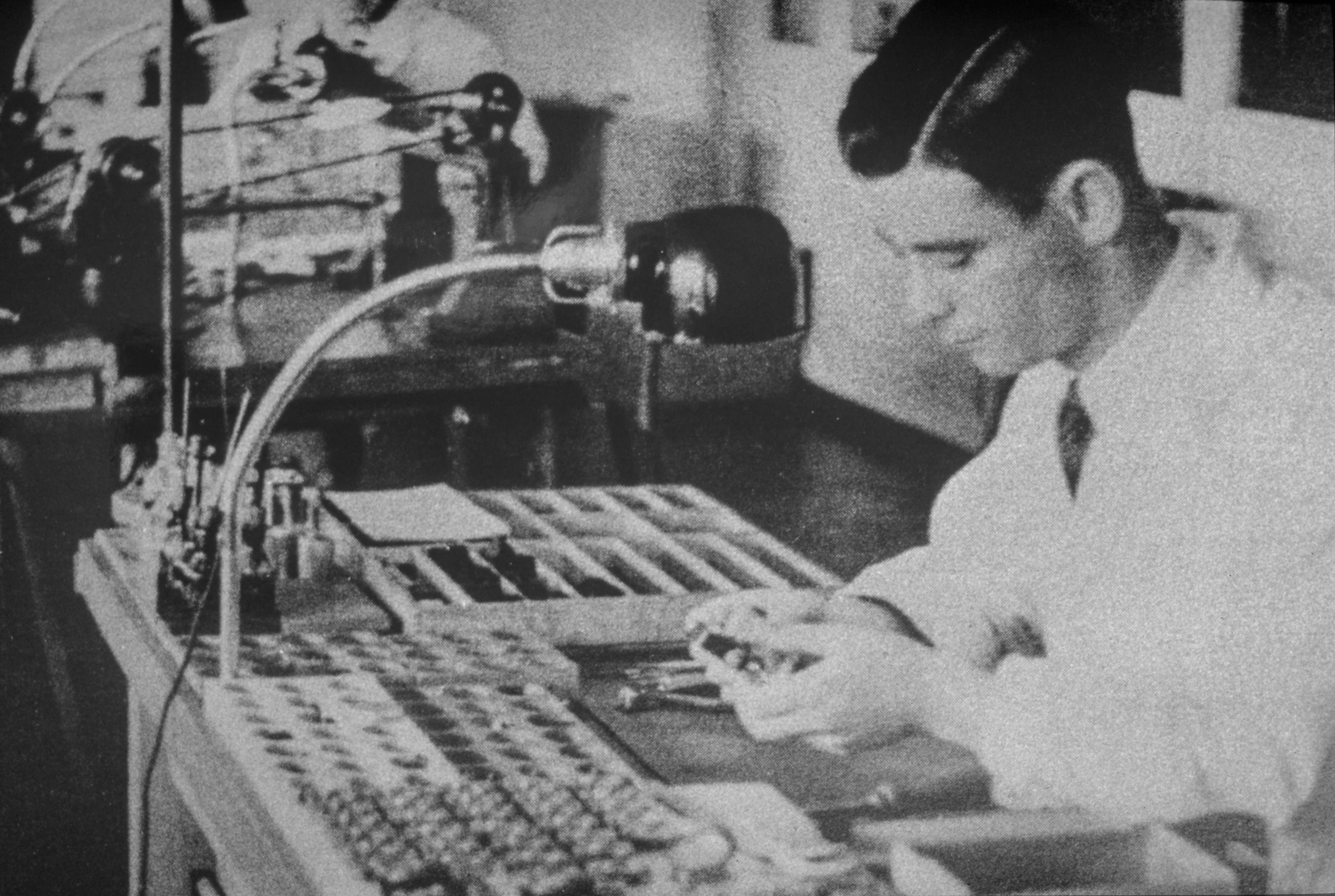 Imagen en blanco y negro de Kurt Rosenberg en un escritorio